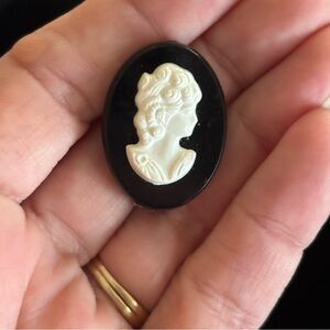 Vintage Black and Cream Cameo Brooch